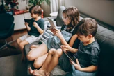 Antes los papás tenían de tabú hablar de sexualidad con sus hijos, ahora es otro tema: seguridad en internet, según estudio 