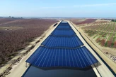 Primero se hizo en India y ahora Estados Unidos está cubriendo sus canales de riego con miles de paneles solares 