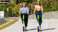 CDMX publica nuevas reglas contra scooters y bicimotos: si superan 25 km/h deberán tener placa y licencia en un año 