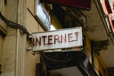 "El camino equivocado": el creador de internet advierte que estamos cometiendo el mismo error con la IA que con las redes sociales 