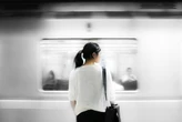 Japón quería a las mujeres casadas en casa y trabajando poco, con una exención de impuestos. Ante la crisis actual, cambia todo 