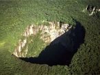 Durante millones de años, el agua vació esta montaña desde adentro: el resultado fue un agujero de más de 300 metros 