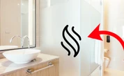 Esta es la mejor manera de limpiar una puerta de cristal de un baño para eliminar las manchas y residuos de jabón 
