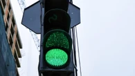 La próxima señal en los semáforos podría ser blanca: para coordinar autos autónomos con los humanos