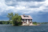 La isla habitada más pequeña del mundo solo tiene una casa y un árbol. Está en la ciudad que menos imaginas 