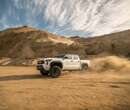 Toyota Tacoma TRD PRO HEV 2025 llega a México: una pick-up híbrida con 326 HP, 4x4 y amortiguadores en los asientos para caminos extremos 