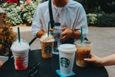 Starbucks ya no quiere que solo compres café en México: ahora quiere que te quedes más tiempo en sus tiendas 