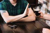 Generación Z abandona el alcohol para no arriesgarse al cáncer y la ciencia respalda su decisión 