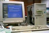 El secreto millonario de Bill Gates: nadie cambia de Windows en hospitales, trenes y ascensores porque reemplazarlo cuesta demasiado 