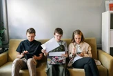 A la gen Z le cuesta horrores encontrar trabajo y lo peor está por venir: Goldman Sachs alerta de un "crecimiento sin empleo"