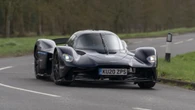 Compró un Aston Martin Valkyrie en millones de dólares y ya demandó a la marca: el motor es tan ruidoso que no escucha a las ambulancias 