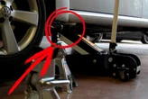 Muchos creen saberlo, pero así se coloca un gato hidráulico para cambiar una llanta, sin poner en riesgo el auto ni tu seguridad