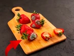 Le corté a mis fresas una parte con hongo. Comí el resto, pero me enfermé. Esto me explicó el doctor 