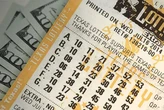 Una jubilada se hizo millonaria con 83.5 millones en la lotería, pero internet convirtió su premio en una pesadilla 