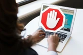 El Gobierno publica la lista de webs que ha bloqueado por considerarlas ilegales: sorprende que haya hasta un dominio de Amazon 