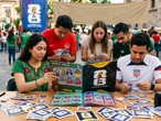 Hay gente imprimiendo las tarjetas del mundial para no comprar sobres. La psicología advierte que estamos sustituyendo la conexión humana por una simple tarea 