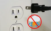 Muchos creen que desconectar tus aparatos electrónicos por un trueno puede parecer buena idea, pero la ciencia dice otra cosa 