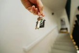 Un estudio en España revela cuántos años de sueldo hacen falta para comprar casa. La Gen Z tiene razón: para sus padres fue más fácil 