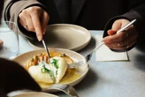 Hay un momento ideal para cenar. Según expertos es el más saludable   