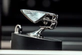 El ingeniero que creó una nueva necesidad para los ricos: hacer que las insignias de sus autos de lujo se conviertan en drones de vigilancia 