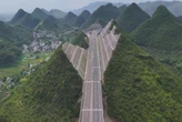 Construir túneles está muy bien, pero China lleva todo a otro nivel: cortar montañas por la mitad 