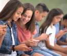 Menos celulares en las escuelas, pero el mismo tiempo en redes sociales: el estudio que pone en duda la efectividad de estas prohibiciones 