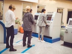 La gente no quiere ir a los bancos en México y si quieres ir, cada vez es más complicado  