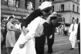 "Me agarraron": pocos conocen el lado oscuro de la icónica foto del beso que marcó el fin de la Segunda Guerra Mundial 