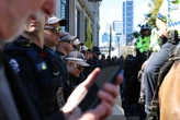 Todo un equipo de policías debe renunciar al teletrabajo porque algunos compañeros usaban un truco para fingir que estaban trabajando 