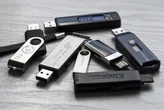 Compró 12 memorias USB en Amazon y resultaron ser estafa. Por eso creó una app gratis para detectarlas 