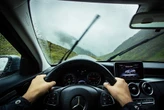 C贸mo desempa帽ar el parabrisas de tu carro con cosas que tienes en casa y sin usar el aire acondicionado