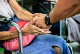Los notarios coinciden: hay un trámite que puede evitar conflictos familiares cuando una persona con Alzheimer ya no puede decidir 