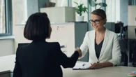 Cómo triunfar en una entrevista de trabajo en 90 segundos, según experto de comunicación 