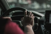 El teletrabajo se sube al coche: Mercedes permitirá usar la cámara en videollamadas de Teams mientras conduces 