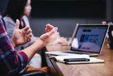 "Uno de cada tres empleados no puede seguir el ritmo de trabajo": para Microsoft, la jornada infinita mata la productividad 