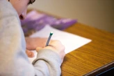 Una profesora corrige un examen hecho por ChatGPT: su evaluación es clara, pero diversas IA tienen conclusiones muy diferentes 