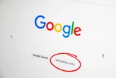Google prepara un cambio histórico en sus búsquedas: el botón "me siento con suerte" será reemplazado por un modo de IA, según reporte 