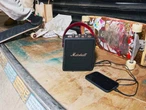 Bocina Bluetooth super portátil con audio envolvente y casi dos días de batería. Marshall Stockwell III en México