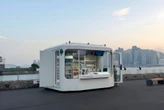 Una tienda en Hong Kong trabaja las 24 horas del día sin descanso. Adentro hay un trabajador especial: un robot humanoide 