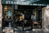 El CEO de Starbucks obliga a ir cuatro días por semana a la oficina. Pero no aclara qué hará él, que cuando va lo hace en jet 