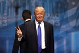Estados Unidos contraataca a China con aranceles del 100% y control sobre el software crítico 