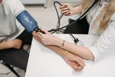 Desde hace años se dice que la posición del brazo puede alterar la lectura de la presión arterial. La ciencia ya sabe cuánto 