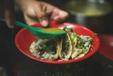 Las salsas de los puestos del Metro de CDMX tienen más que picante: un estudio halló bacterias fecales y esto es lo que recomiendan hacer 
