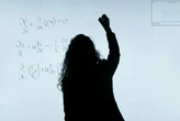 Madrid tiene un déficit de profesores de matemáticas. La solución de Ayuso: que enseñen estudiantes y jubilados 
