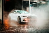 Mientras Netflix, HBO y compañía luchan por subir precios sin perder clientes, hay un tipo de suscripción que no para de crecer: lavar tu coche 