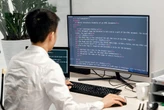 Ponen a desarrolladores senior a programar con IA y el resultado no es el mejor: se debe poner contexto, esperar y ajustar el resultado 