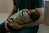 Las bajas por maternidad y paternidad en España aumentarán en varias semanas a partir de mañana mismo: así es el nuevo acuerdo 