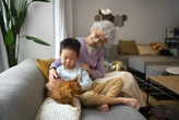 Primero fueron las parejas, ahora los adultos mayores: en Japón ya puedes alquilar una abuelita que cocina, limpia y te hace compañía 