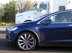 "Me hizo sentir muy cómodo": un conductor sueco fue detenido por conducir dormido 40 kilómetros gracias al Autopilot de Tesla