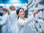 En México, casi la mitad de personas usan remedios o se automedican antes que ir al doctor. La razón no es desconfianza: es el tiempo 
